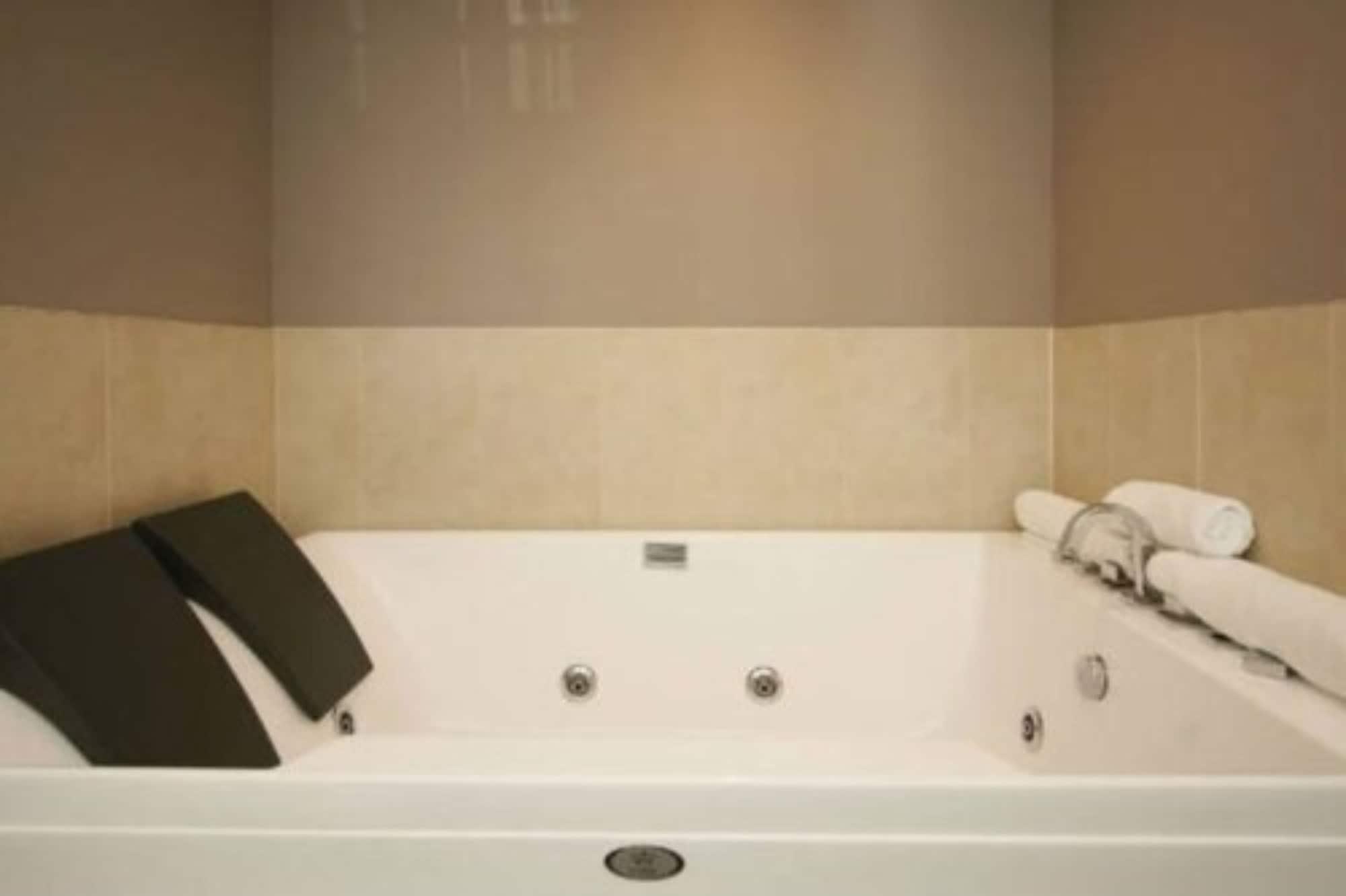 Aotea Motor Lodge Whanganui Exteriör bild A whirlpool bathtub