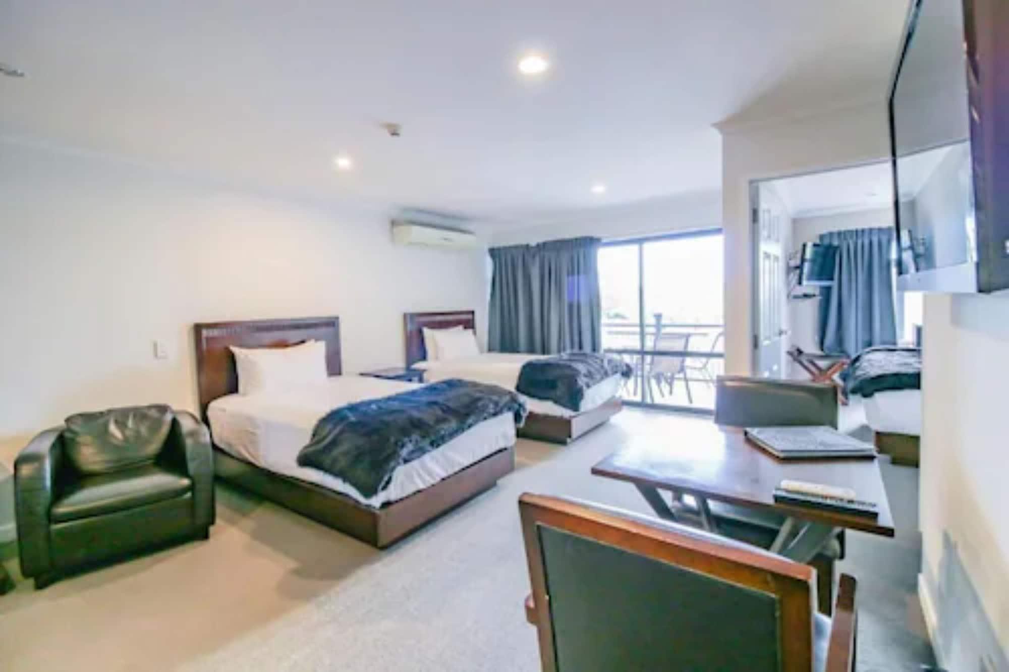 Aotea Motor Lodge Whanganui Exteriör bild Studio apartment