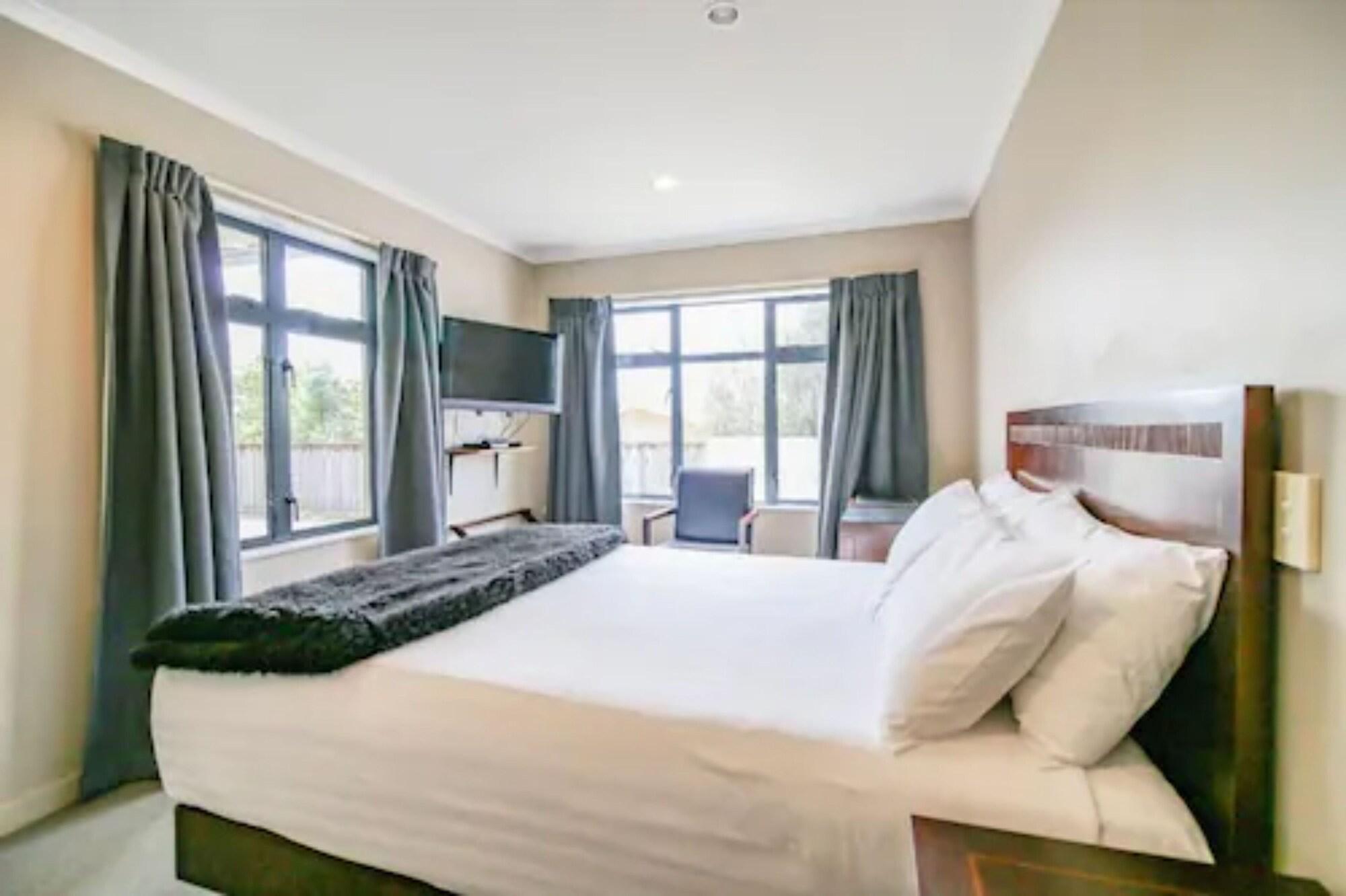 Aotea Motor Lodge Whanganui Exteriör bild A bedroom at the hotel