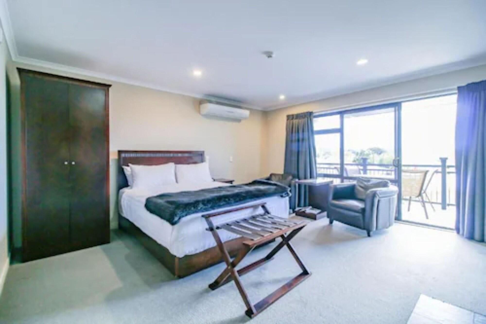 Aotea Motor Lodge Whanganui Exteriör bild A room at the hotel