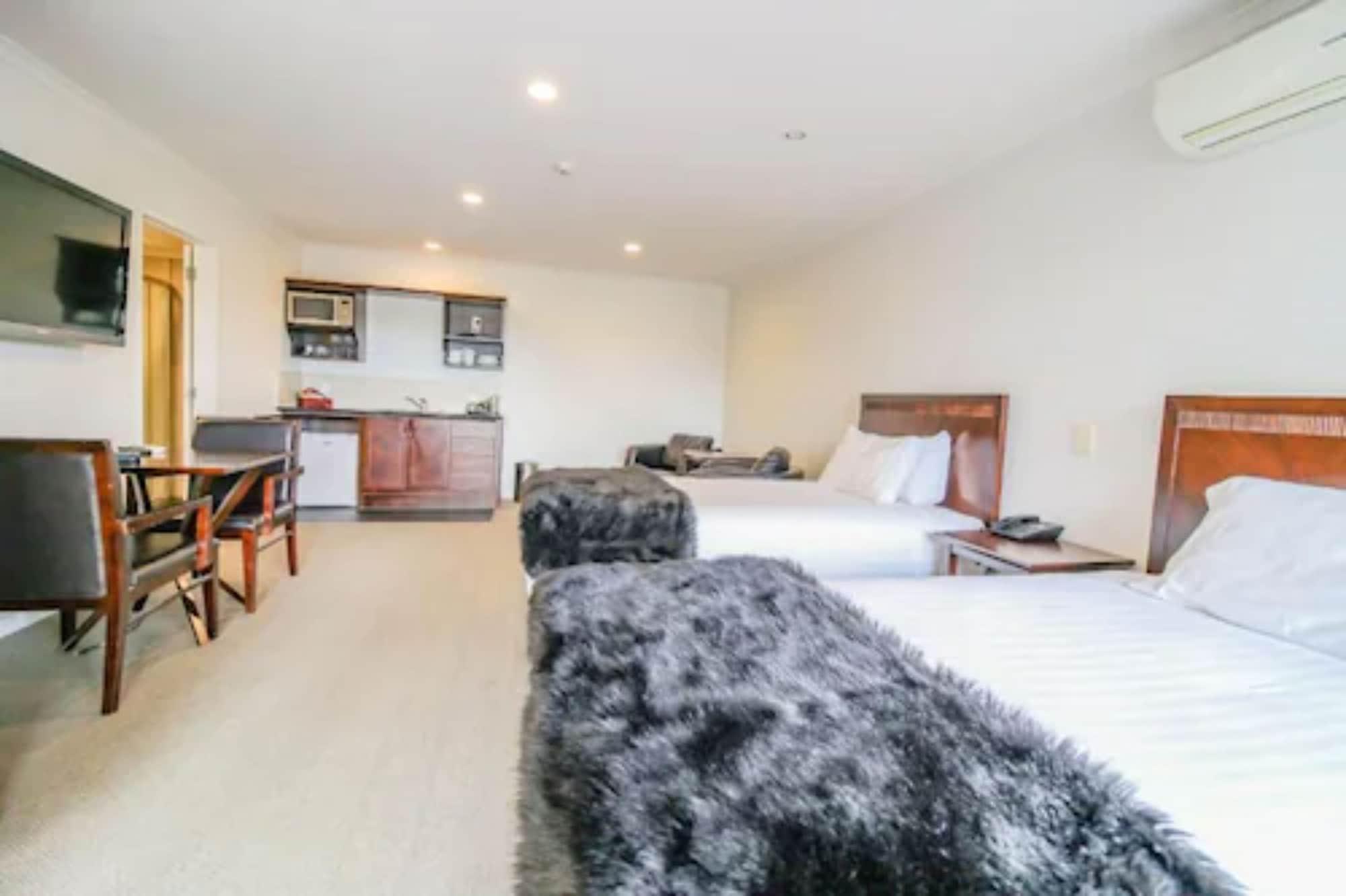 Aotea Motor Lodge Whanganui Exteriör bild A studio apartment in Australia