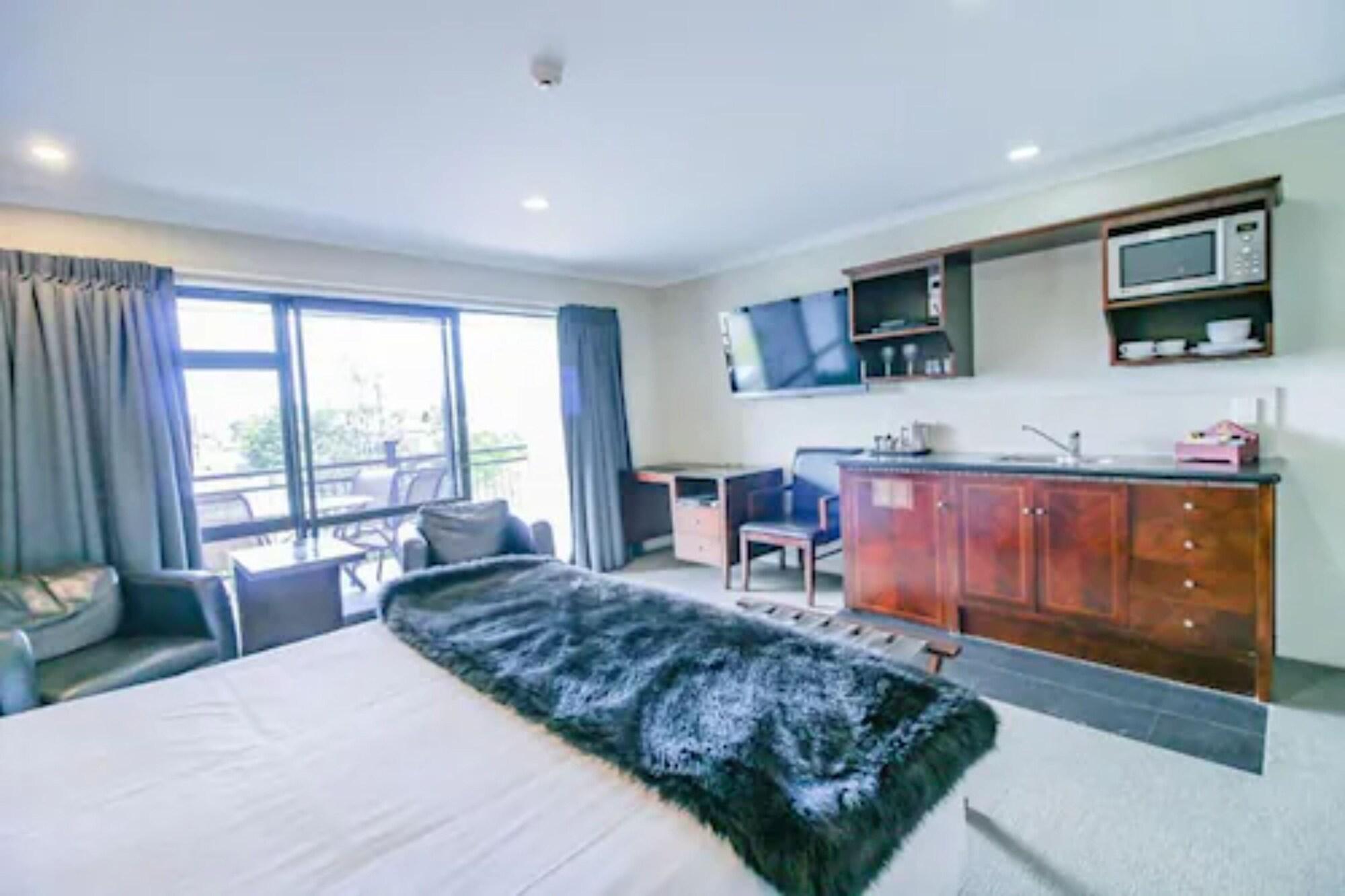 Aotea Motor Lodge Whanganui Exteriör bild A studio apartment in New Zealand