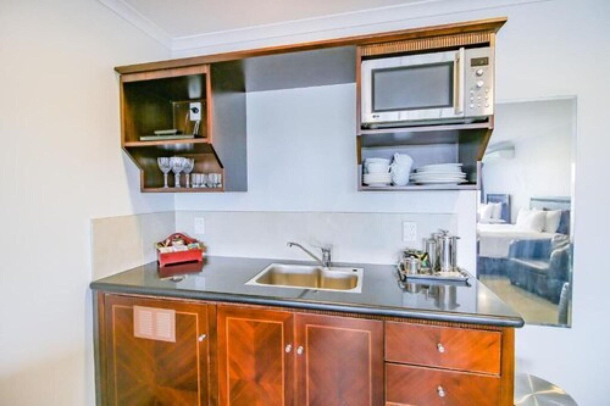 Aotea Motor Lodge Whanganui Exteriör bild A kitchenette in a hotel room