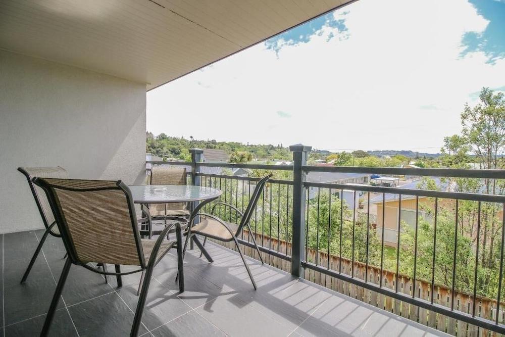 Aotea Motor Lodge Whanganui Exteriör bild A balcony