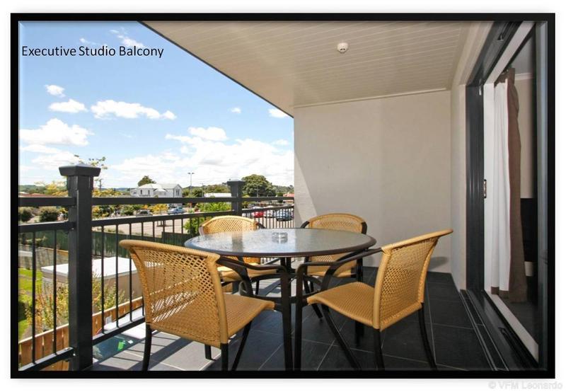 Aotea Motor Lodge Whanganui Exteriör bild Balcony