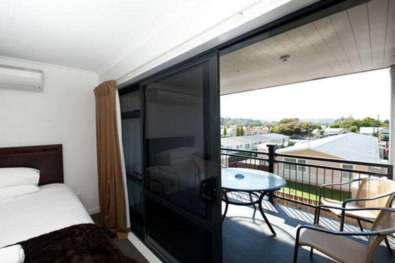 Aotea Motor Lodge Whanganui Exteriör bild A sliding door