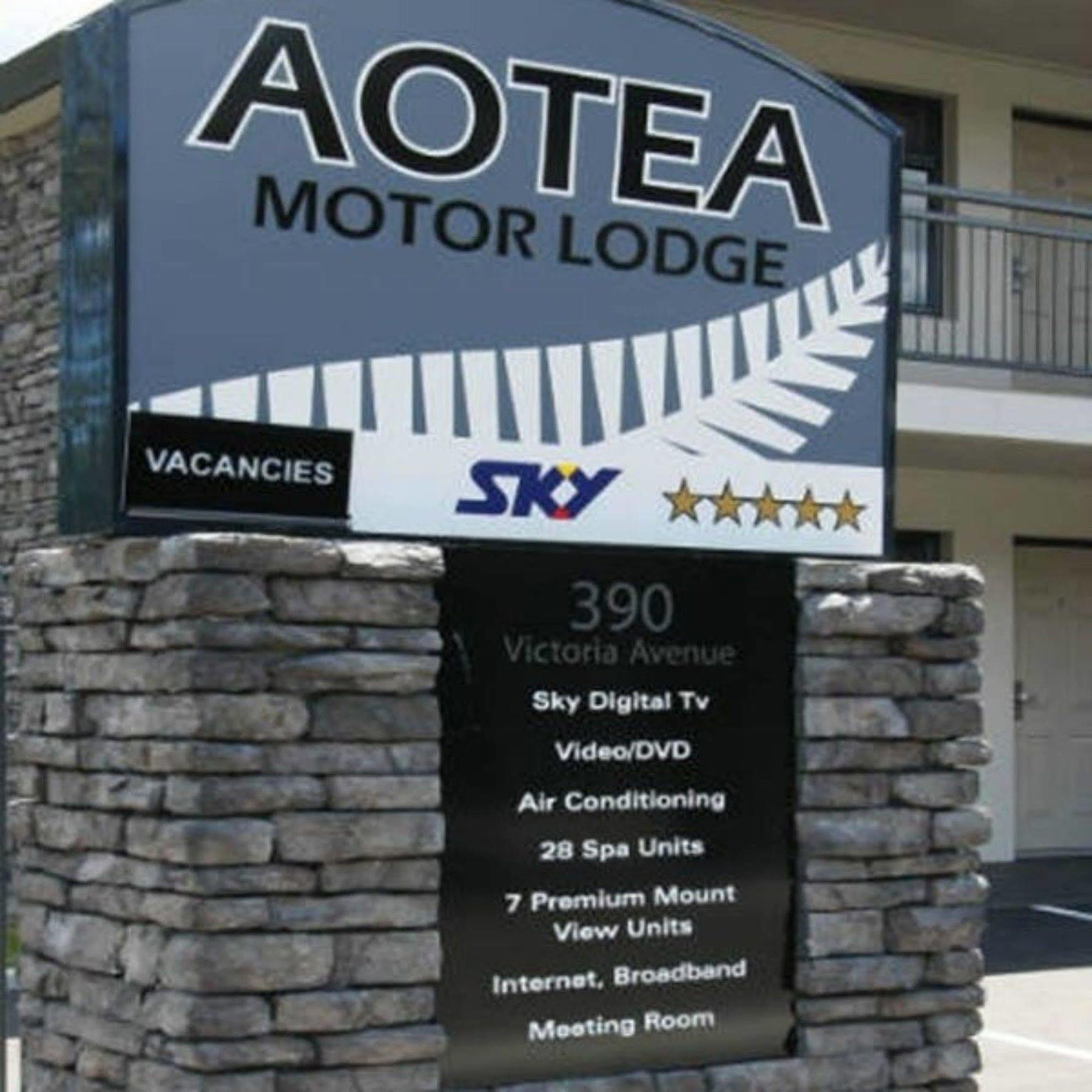 Aotea Motor Lodge Whanganui Exteriör bild Sky logo on a motel