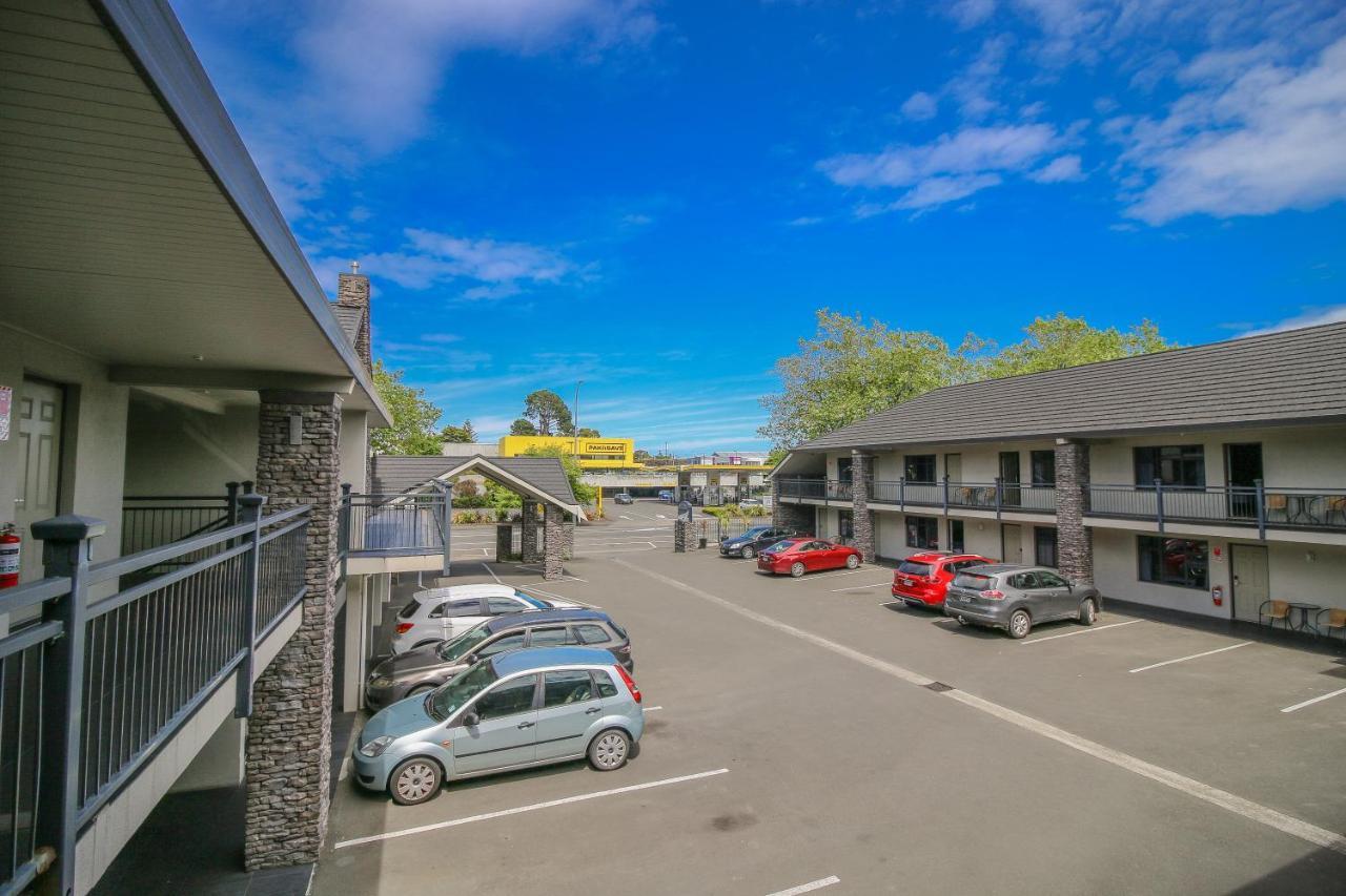 Aotea Motor Lodge Whanganui Exteriör bild The motel's courtyard