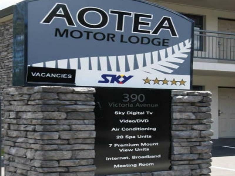 Aotea Motor Lodge Whanganui Exteriör bild Sky TV advertisement on a motel