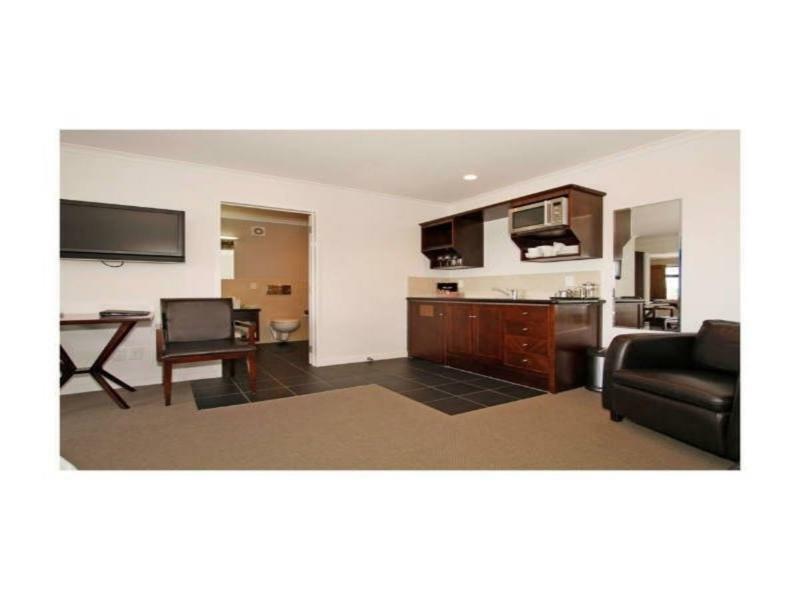 Aotea Motor Lodge Whanganui Exteriör bild A typical extended stay room