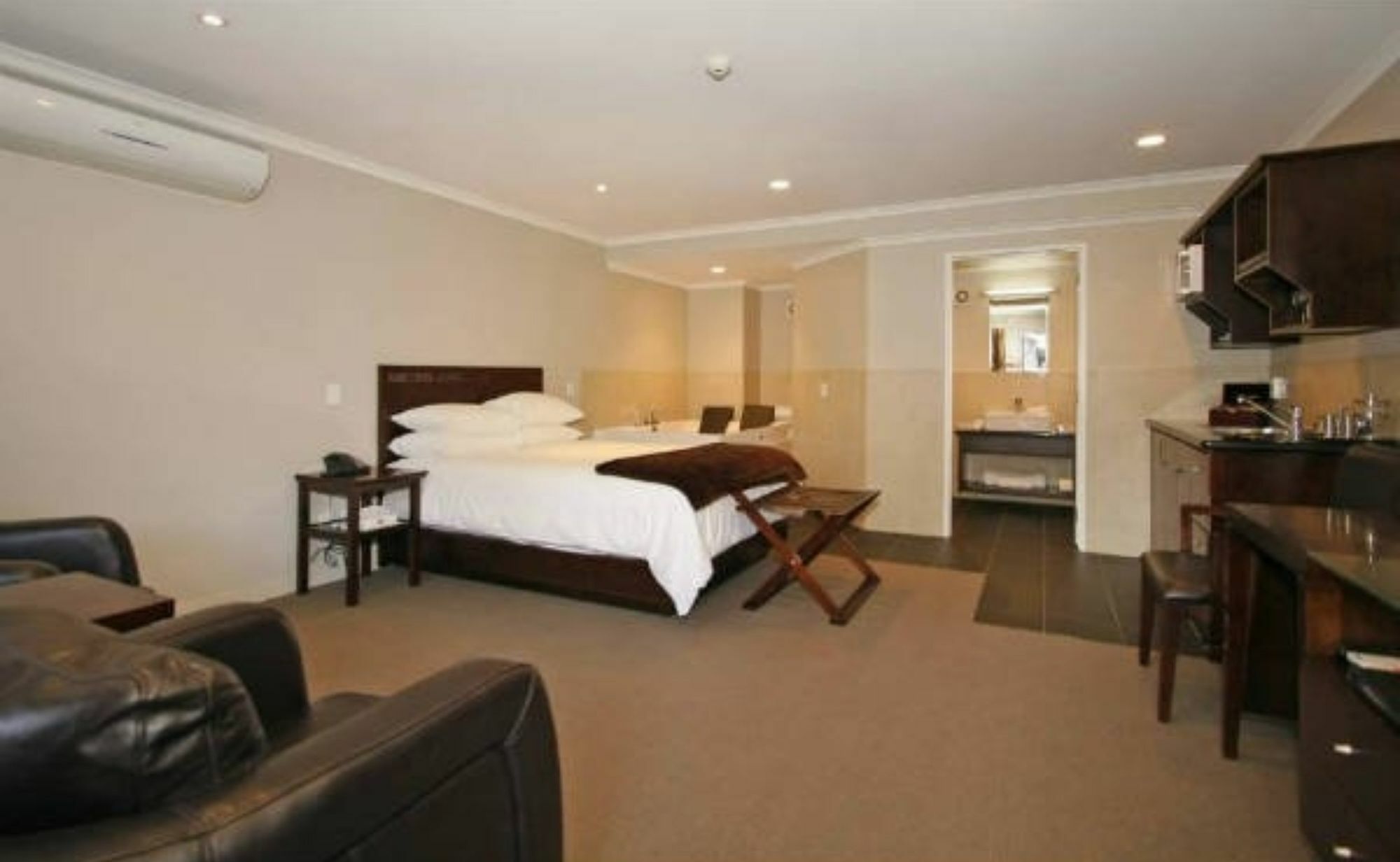 Aotea Motor Lodge Whanganui Exteriör bild A studio apartment