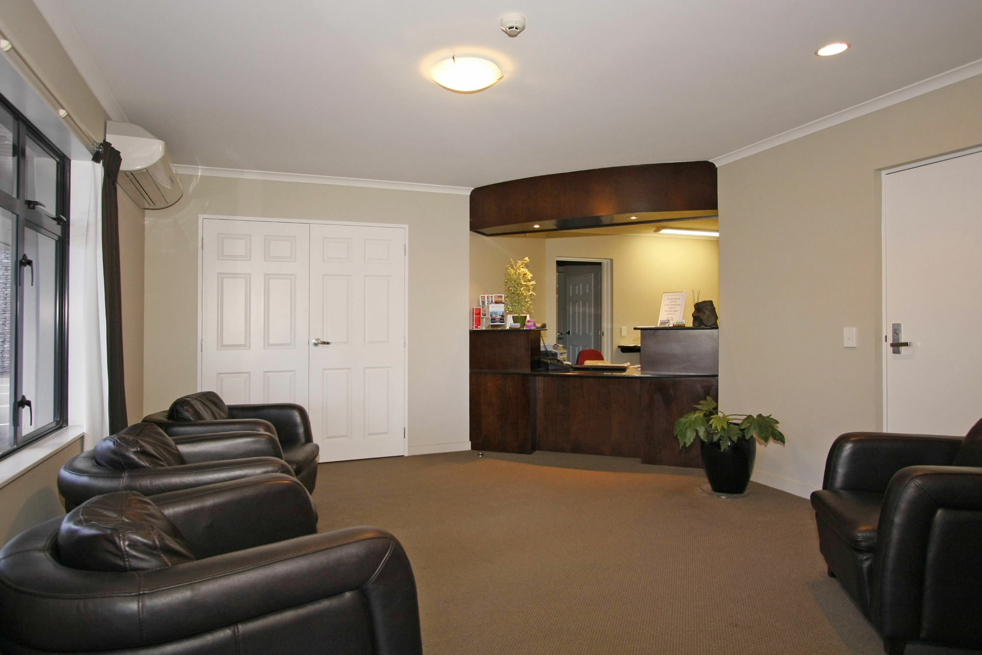 Aotea Motor Lodge Whanganui Exteriör bild The reception area of a dental practice