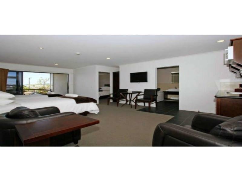 Aotea Motor Lodge Whanganui Exteriör bild A suite at the hotel